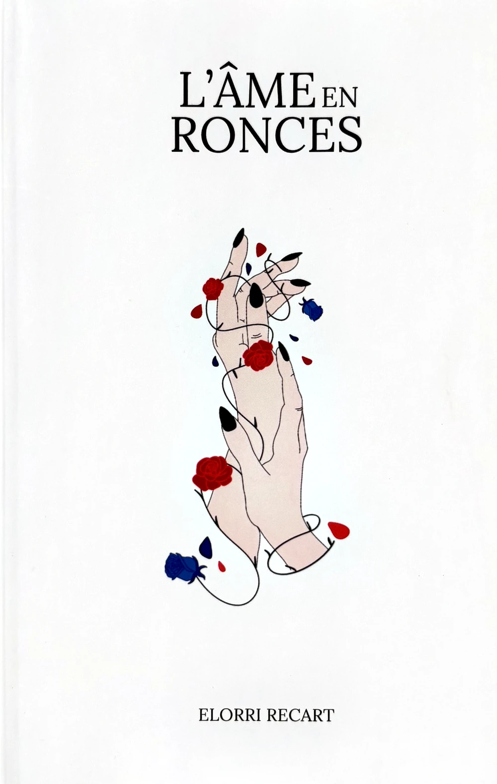 Couverture de L’âme en ronces, d’Elorri Récart : deux mains dessinées au trait, enlacées de ronces et de roses.